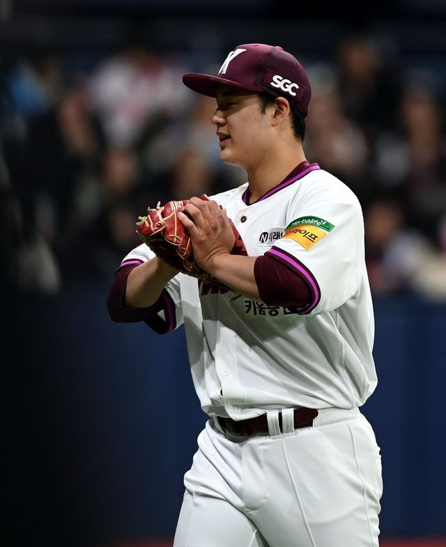 키움 히어로즈 정현우가 6일 고척 NC전에서 5이닝 2실점을 기록했다. 3월 26일 광주 KIA와 첫 등판에서 122구를 던진 여파는 느껴지지 않았다. 스포츠동아 DB