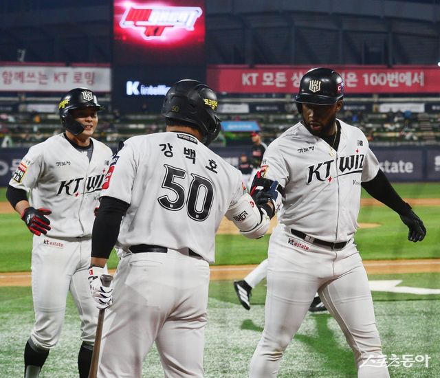 KT 멜 로하스 주니어(오른쪽)와 강백호(가운데)가 6일 인천SSG랜더스필드에서 열리는 SSG전에 1번타자와 3번타자로 선발출전한다. 개막 후 꾸준히 1~2번 타자로 나선 둘은 6일 경기에선 타순이 떨어지게 됐다. KT 이강철 감독은 “뭐라도 해봐야 한다. 여러가지를 해볼 것”이라며 팀 공격력 증대를 기대했다. 스포츠동아DB