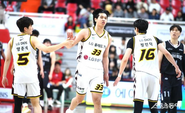 LG 칼 타마요(가운데)가 5일 울산 동천체육관에서 열린 현대모비스전에서 공격에 성공한 뒤 양준석(왼쪽)과 하이프이브하고 있다. 타마요의 맹활약으로 LG는 현대모비스를 꺾고, 정규리그 2위를 차지했다. 사진제공｜KBL
