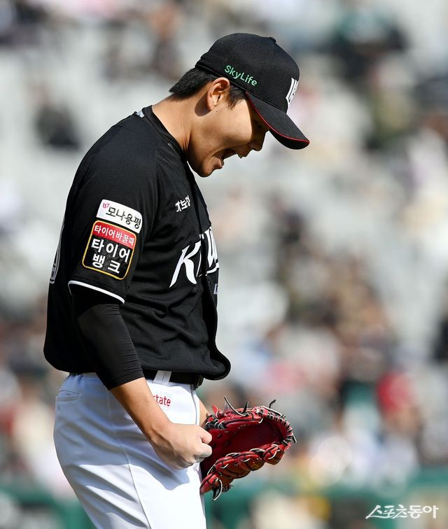 6일 인천 SSG 랜더스필드에서 ‘2025 신한 SOL 뱅크 KBO리그’ SSG 랜더스와 KT 위즈의 경기가 열렸다. 7회말 2사 2, 3루 위기를 넘긴 KT 선발 소형준이 이닝 종료 후 환호하고 있다. 인천 ｜ 김민성 기자 marineboy@donga.com