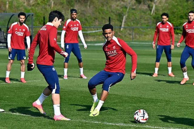 발목 부상에서 회복한 PSG 이강인이(왼쪽)이 최근 팀 훈련에서 동료들과 패싱게임을 하며 몸을 풀고 있다. PSG는 이강인이 보호 차원에서 명단 제외된 주말 리그앙 28라운드 홈경기에서 앙제를 꺾고 4시즌 연속 정상에 올랐다. 사진출처｜PSG SNS