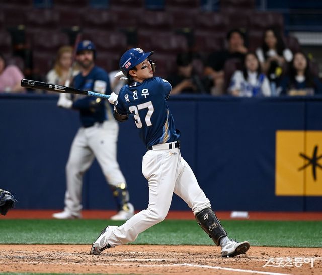 NC 박건우가 6일 고척 키움전에서 햄스트링을 다쳐 이탈하게 됐다. 중심타자의 이탈은 공격력으로 승부해야 하는 NC 입장에서 큰 악재다. 스포츠동아 DB