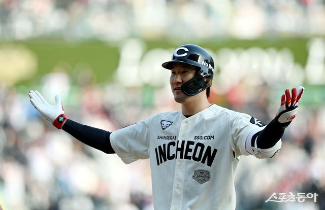 6일 인천 SSG 랜더스필드에서 ‘2025 신한 SOL 뱅크 KBO리그’ SSG 랜더스와 KT 위즈의 경기가 열렸다. 9회말 1사 만루에서 SSG 오태곤이 끝내기 안타를 날리린 후 환호하고 있다. 인천 ｜ 김민성 기자 marineboy@donga.com