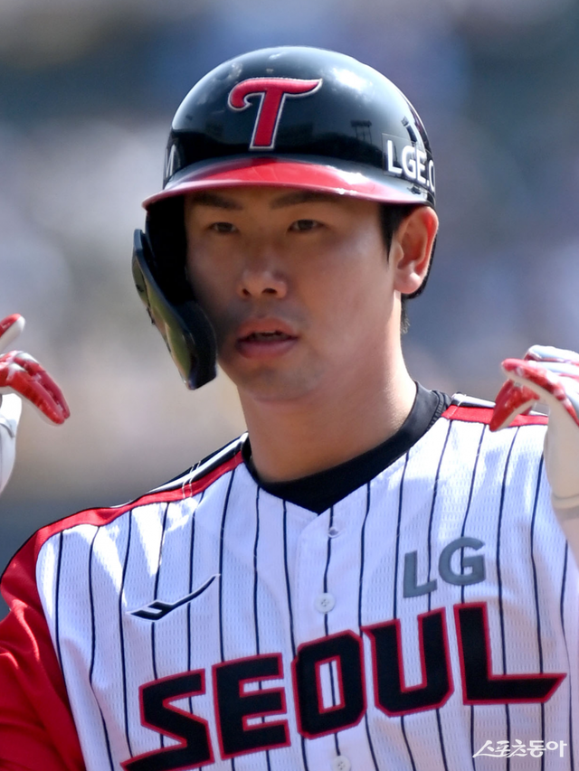 23일 서울 잠실야구장에서 ‘2025 신한은행 SOL뱅크 KBO리그’ 롯데 자이언츠와 LG 트윈스 경기가 열렸다. 1회말 무사 LG 홍창기가 좌전 안타를 치고 1루에서 기뻐하고 있다. 잠실｜김종원 기자 won@donga.com