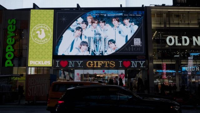 ‘유니버스 리그’가 탄생시킨 9인조 보이 그룹 아홉(AHOF)이 정식 데뷔도 전 미국 뉴욕 심장부 ‘타임스퀘어 전광판부터 접수’했다. 글로벌 홍보 각축장이기도 한 아홉의 타임스퀘어 진출은 특히 TV 오디션을 통해 축적돼 온 글로벌 팬덤이 ‘투표로 성사’시킨 것으로 그 의미가 더욱 남다르다. 사진제공|덕애드