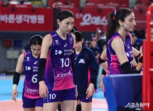 흥국생명 김연경(10번)이 6일 대전충무체육관에서 열린 정관장과 ‘도드람 2024~2025 V리그’ 여자부 챔피언결정전 4차전 원정경기에서 세트스코어 2-3으로 패한 뒤 아쉬워하고 있다. 흥국생명은 8일 인천삼산월드체육관에서 열릴 최종 5차전에서 김연경과 웃으면서 헤어지려면 공격력의 기복을 줄여야 한다. 대전 ｜ 주현희 기자 teth1147@donga.com