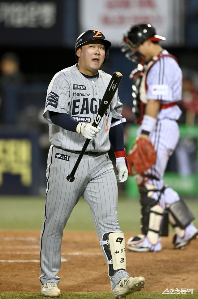 한화가 7일 날짜로 내야수 안치홍, 외야수 임종찬, 투수 권민규를 1군 엔트리에서 말소했다. 시즌 개막 후 가장 큰 규모로 1군 엔트리에 변화를 줬다. 고난의 봄을 보내고 있는 한화로선 지난해 4월의 악몽이 다시 떠오를 수밖에 없다. 사진은 지난달 25일 잠실 LG전에서 삼진을 기록한 뒤 타석에서 물러나고 있는 안치홍. 스포츠동아DB