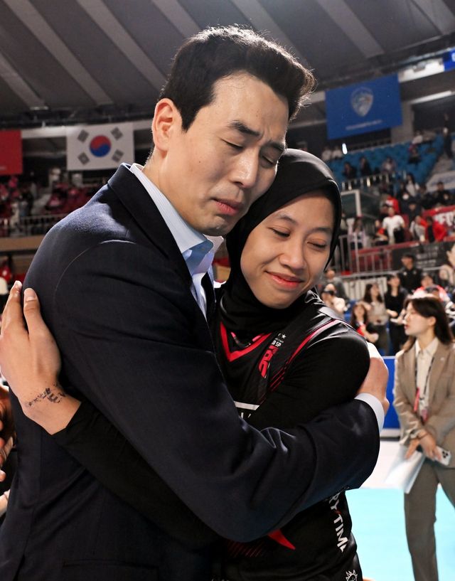 정관장 메가(오른쪽)는 지난 2시즌 동안 성적, 팀워크, 마케팅 모두 잡으며 외국인 선수 이상의 존재감을 보였다. 오른쪽 무릎 부상을 안고도 흥국생명과 챔프 1~4차전에서 맹활약을 펼친 그를 놓고 정관장 고희진 감독(왼쪽)은 “V리그 역사에 남을 위대한 선수”라고 극찬했다. 8일 최종 5차전을 앞둔 메가는 “마지막까지 잘 견뎌 우승 트로피를 들어올리겠다”고 다짐했다. 사진은 6일 대전충무체육관에서 열린 흥국생명과 챔프 4차전에서 세트스코어 3-2로 이긴 뒤 포옹한 고 감독과 메가. 사진제공｜KOVO