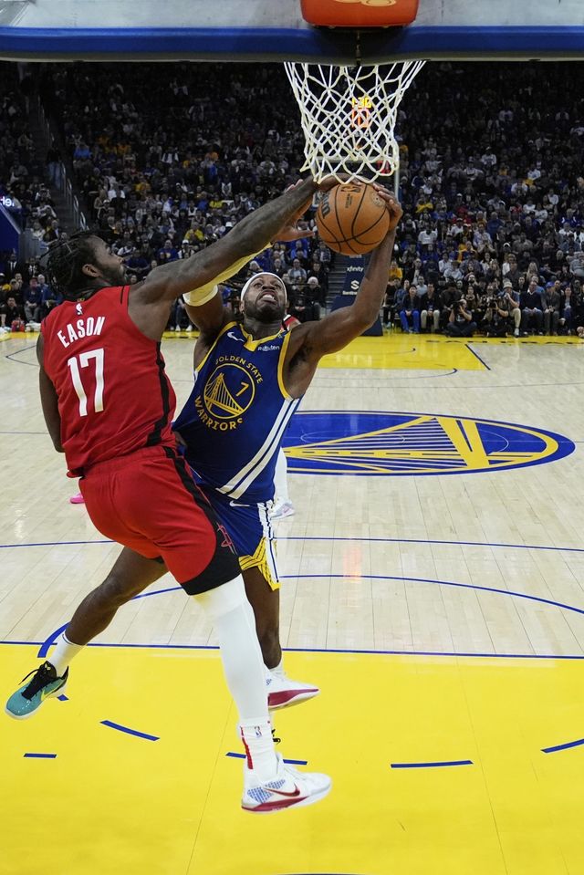 휴스턴의 타리 이슨(왼쪽)이 7일(한국시간) 체이스 센터에서 열린 NBA 정규리그 골든스테이트와 원정 경기 도중 버디 힐드의 슛을 블로킹하고 있다. 휴스턴에게 일격을 당한 골든스테이트는 PO 직행을 장담할 수 없는 상황이다. 샌프란시스코(미 캘리포니아주)｜AP뉴시스