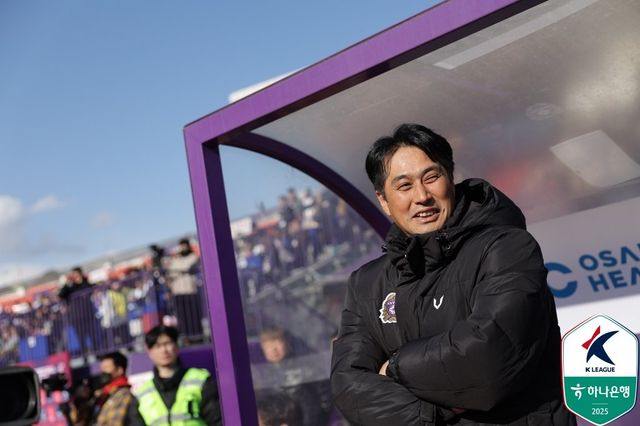 유병훈 안양 감독은 6일 강원과 홈경기 직전 선수들에게 자신감을 강조했다. 홈에서 승리가 없던 안양 선수들은 그의 주문에 힘입어 강원을 2-0으로 꺾었다. 사진제공｜한국프로축구연맹