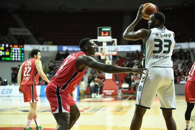 8일 오후 7시 원주종합체육관에서 열릴 DB-정관장전은 이번 시즌 PO 막차에 탑승할 팀을 가릴 ‘단두대 매치’로 관심을 모은다. 3월 10일 5라운드에서 맞붙은 DB와 정관장 선수들. 사진제공｜KBL