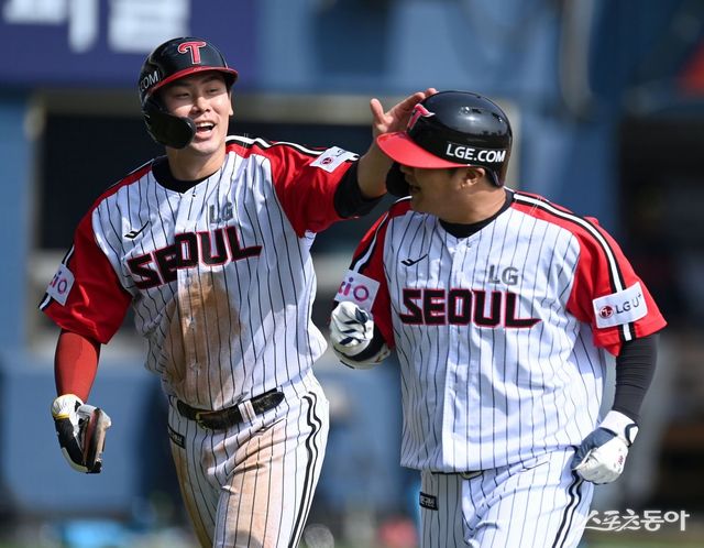 23일 서울 잠실야구장에서 ‘2025 신한은행 SOL뱅크 KBO리그’ 롯데 자이언츠와 LG 트윈스 경기가 열렸다. 1회말 2사 2루 LG 문보경이 우월 투런 홈런을 날리고 그라운드를 돌아 홈인해 기뻐하고 있다. 잠실｜김종원 기자 won@donga.com