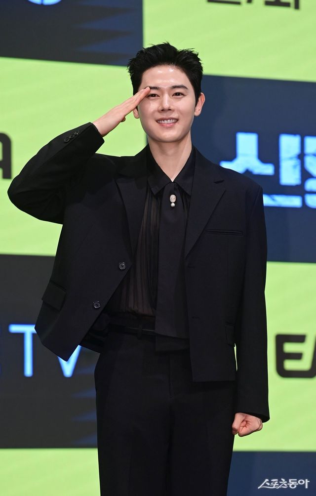 배우 김동준이 7일 서울 구로구 신도림디큐브시티 더세인트에서 열린 지니TV 오리지널 드라마 ‘신병3’ 제작발표회에서 포즈를 취하고 있다. 주현희 기자 teth1147@donga.com