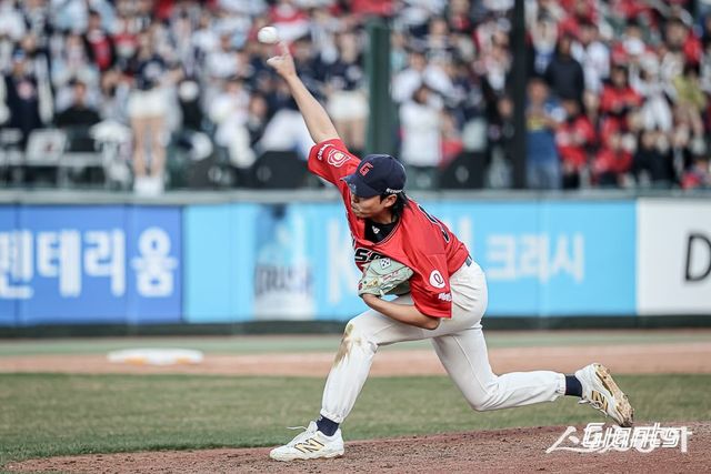 롯데 정철원이 6일 사직 두산전 7회초 구원등판해 역투하고 있다. 사진제공｜롯데 자이언츠