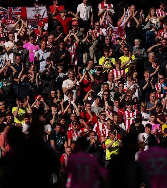 사우샘프턴은 6일(한국시간) 런던 토트넘 홋스퍼 스타디움에서 벌어진 2024~2025시즌 EPL 31라운드 원정경기에서 1-3으로 패한 뒤, 강등이 확정됐다. 경기 종료 후 선수들을 위로하는 팬들. 사진출처｜사우샘프턴 공식 SNS