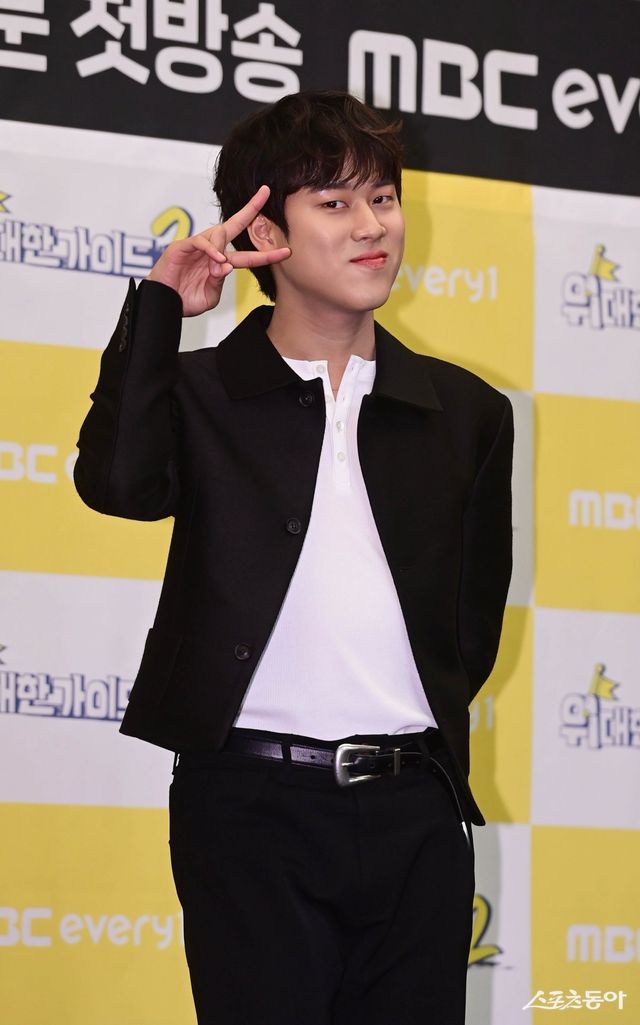 가수 이무진이 8일 서울 마포구 스탠포드호텔에서 열린 MBC에브리원 ‘위대한 가이드2’ 제작발표회에서 포즈를 취하고 있다. 주현희 기자 teth1147@donga.com