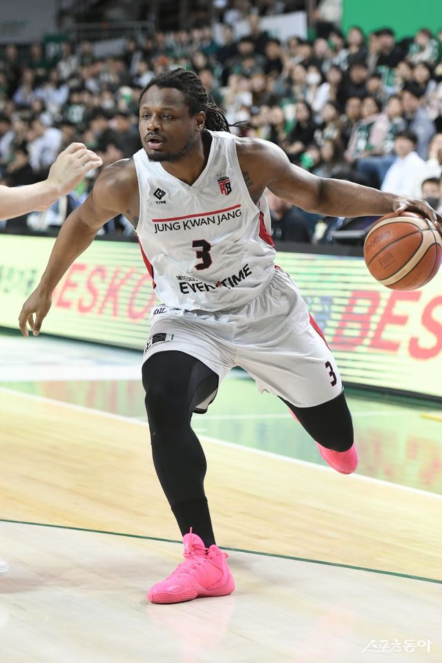 정관장 디온테 버튼이 8일 원주종합체육관에서 열린 DB와 원정경기에서 돌파를 시도하고 있다. 4쿼터 버튼이 터진 정관장이 6강 PO 진출 마지막 티켓을 거머쥐었다. 사진제공｜KBL