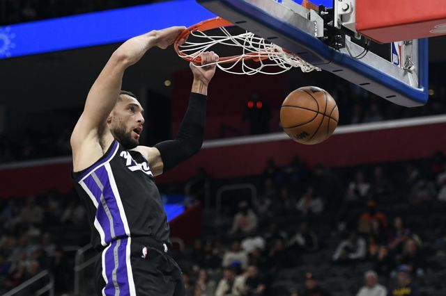 새크라멘토 잭 라빈이 8일(한국시간) 리틀 시저스 아레나에서 열린 디트로이트전 도중 강력한 투 핸드 덩크슛을 내리 꽂고 있다. 43점을 넣은 라빈의 활약으로 새크라멘토는 3연승을 질주했다. 디트로이트(미 미시간주)｜AP뉴시스