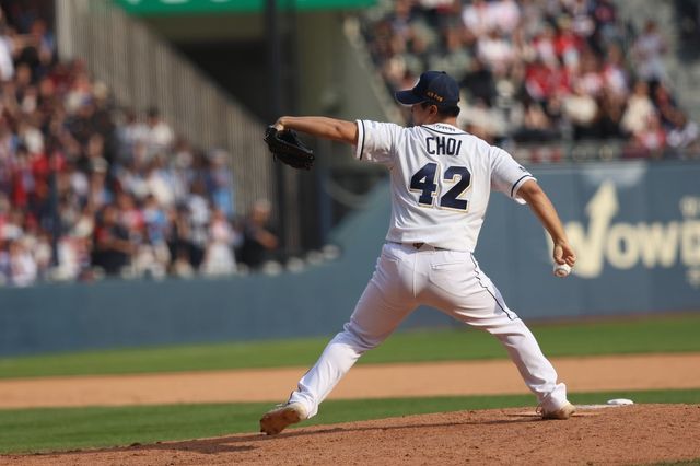 2024시즌 두산의 팀 불펜 ERA 1위를 이끈 최지강이 8일 1군에 등록됐다. 최지강은 지난해 9월 10일 고척 키움전 이후 어깨 통증 치료에 집중했다. 사진제공｜두산 베어스