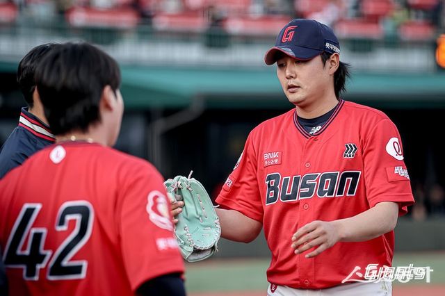 롯데 정철원이 6일 사직 두산전 7회초를 무실점으로 막고 덕아웃으로 들어가고 있다. 사진제공｜롯데 자이언츠