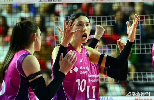 흥국생명 김연경(오른쪽)이 8일 인천삼산월드체육관에서 열린 정관장과 V리그 여자부 챔피언 결정전 5차전에서 득점을 올린 뒤 환호하고 있다. 인천｜김민성 기자 marineboy@donga.com