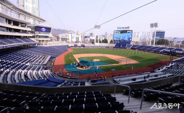 3월 29일 창원NC파크에서 발생한 사고로 머리를 다친 관중 1명이 유명을 달리했다. 이로 인해 창원NC파크의 안전점검이 한창인데, NC의 홈경기 일정에 차질이 빚어질 수밖에 없어 고민이 크다. 스포츠동아 DB