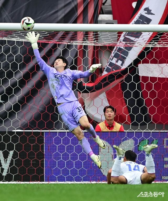 FC서울 강현무(위)는 ‘하나은행 K리그1 2025’에서 인상적인 활약을 펼치고 있다. 김천에서 부침을 딛고, 지난 시즌 후반기부터 서울로 이적해 다시 탄탄대로를 열었다. 그의 목표는 울산 조현우의 9시즌 연속 K리그1 베스트11 골키퍼 부문 수상 저지다. 스포츠동아DB