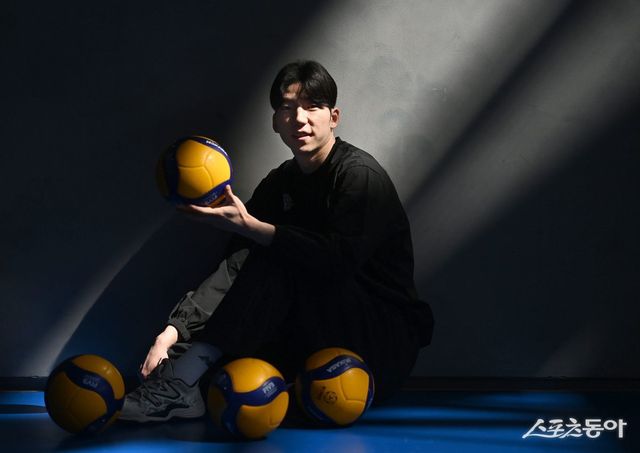 현대캐피탈 간판 공격수 허수봉이 V리그 챔프전을 앞두고 스포츠동아와 천안 클럽하우스에서 만나 포즈를 취했다. 천안｜ 김종원 기자 won@donga.com