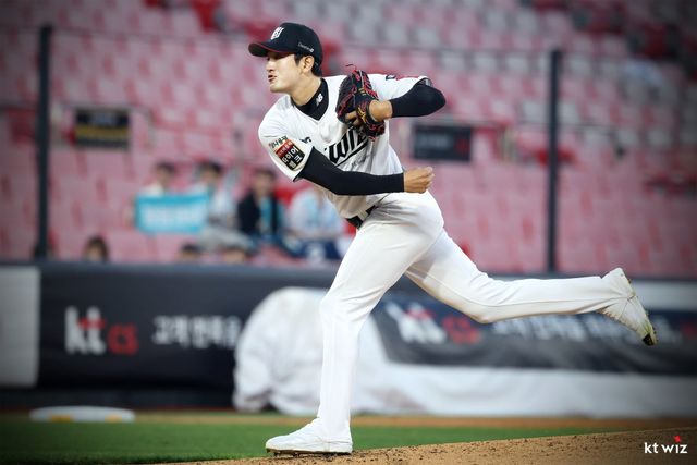 KT 고영표가 8일 수원KT위즈파크에서 열린 2025 KBO리그 NC전에 선발투수로 등판해 힘차게 공을 던지고 있다. 고영표는 이날 99개의 공을 던지면서 체인지업만 40개를 뿌렸다. 사진제공｜KT 위즈