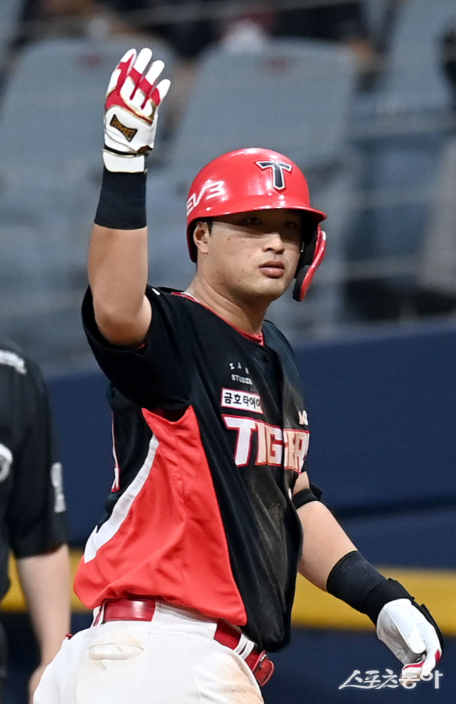 2022년 1대2 트레이드를 통해 한화에서 KIA로 이적한 변우혁은 시즌 초반 연일 맹타를 날리며 내야수 김도영의 부상 공백을 훌륭하게 메우고 있다. 8일에 열린 사직 롯데전에선 멀티히트 포함 3타점을 생산하며 팀의 5-4 승리를 이끌었다. 스포츠동아DB