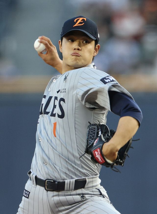 한화 문동주가 8일 잠실 두산전에서 힘차게 투구하고 있다. 이날 문동주는 4이닝 5안타 1홈런 무4사구 5탈삼진 1실점으로 승리와 인연을 맺지 못했다. 서울｜뉴시스