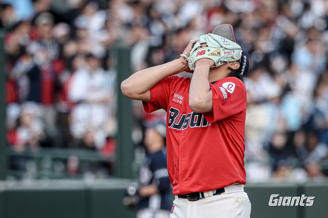롯데 정철원이 6일 사직 두산전 8회초 안타를 허용하고 자신에게 실망하고 있다. 사진제공｜롯데 자이언츠