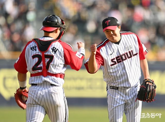 6일 서울 잠실구장에서 ‘2025 신한 SOL뱅크 KBO리그’ KIA와 LG의 경기가 열렸다. 9회초에 등판한 LG 장현식(오른쪽)이 1이닝을 무실점을 기록한 뒤 포수 박동원과 하이파이브를 하고 있다. 이날 승리로 LG 3연승을 내달리며 리그 1위 자리를 굳건하게 지켰다. 잠실｜김종원 기자 won@donga.com