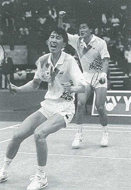 박주봉 한국배드민턴대표팀 감독(앞)이 남자복식 파트너 김문수와 함께 1991년 5월 덴마크 코펜하겐에서 열린 수디르만컵에 출전한 모습. 박 감독은 남자복식은 김문수, 혼합복식은 정명희 화순군청 감독과 호흡을 맞추며 한국의 우승에 앞장섰다. 사진출처｜BWF