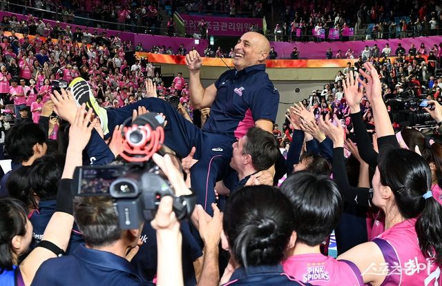 흥국생명 선수들이 8일 인천삼산월드체육관에서 열린 정관장과 V리그 여자부 챔피언 결정전 5차전에서 승리해 통합 챔피언에 등극한 뒤 마르첼로 아본단자 감독을 헹가래치고 있다. 인천｜김민성 기자 marineboy@donga.com