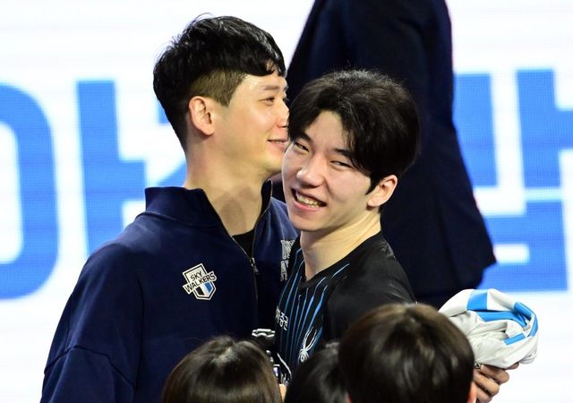 현대캐피탈 주장 허수봉(오른쪽)이 5일 인천계양체육관에서 열린 대한항공과 V리그 남자부 챔프전 3차전에서 승리, 통합우승에 성공한 뒤 이번 시즌을 끝으로 은퇴를 결정한 ‘맏형’ 문성민을 끌어안고 기뻐하고 있다. 사진제공｜KOVO