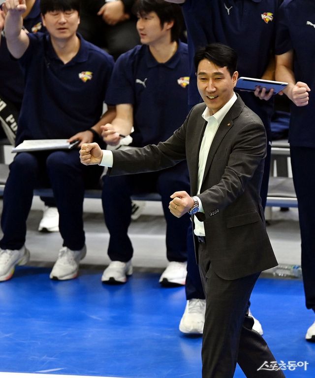 권영민 감독이 V리그 남자부 한국전력과 1년 재계약에 합의했다. FA 선수들을 최대한 붙잡고 외국인 선수 영입에 총력을 기울여 좀더 높이 올라가겠다는 의지다. 스포츠동아DB
