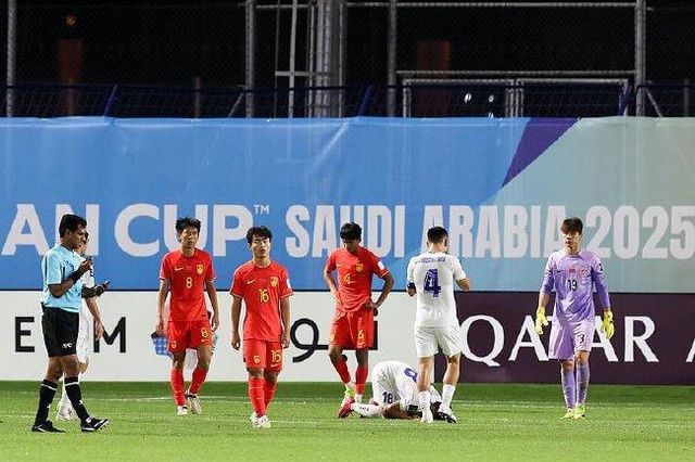 중국 U-17 축구대표팀 선수들(붉은색 유니폼)이 7일(한국시간) 사우디 타이프에서 끝난 U-17 아시안컵 조별리그 2차전에서 우즈베키스탄에 역전패한 뒤 침통해하고 있다. 사진출처｜시나스포츠