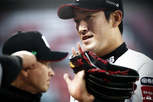 KT 고영표가 8일 수원KT위즈파크에서 열린 2025 KBO리그 NC와 주중 3연전 첫 경기에 선발투수로 등판해 7이닝 무4사구 10삼진 1실점 괴력투를 펼친 뒤 덕아웃으로 들어가며 팀 동료들의 격려를 받고 있다. 사진제공｜KT 위즈