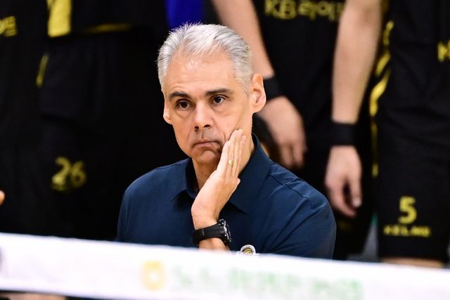 KB 손해보험은 ‘도드람 2024~2025 V리그’ 남자부에서 정규리그 2위에 오르며 희망을 봤다. 다음 시즌 더 높은 곳을 향하고자 벌써부터 바쁘게 전력을 꾸리고 있다. 레오나르도 아폰소 감독(사진)을 보좌할 새 외국인 코치의 합류가 임박한 가운데, 11일 아시아쿼터 드래프트를 앞두고도 야쿱의 재계약 여부를 검토하고 있다. 사진제공｜KOVO