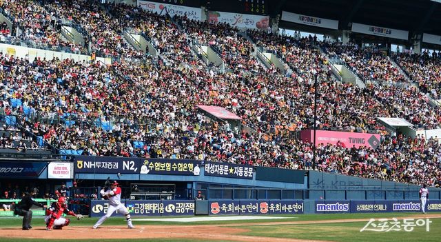 6일 서울 잠실구장에서 열린 ‘2025 신한 SOL뱅크 KBO리그’ KIA와 LG의 경기가 만원관중이 입장한 가운데 진행되고 있다. LG는 디펜딩 챔피언인 KIA를 상대로도 압도적인 경기력을 보였다. 5할 승률을 훨씬 웃도는 승률을 앞세워 ‘와이어 투 와이어’ 우승을 꿈구고 있다. 잠실｜김종원 기자 won@donga.com