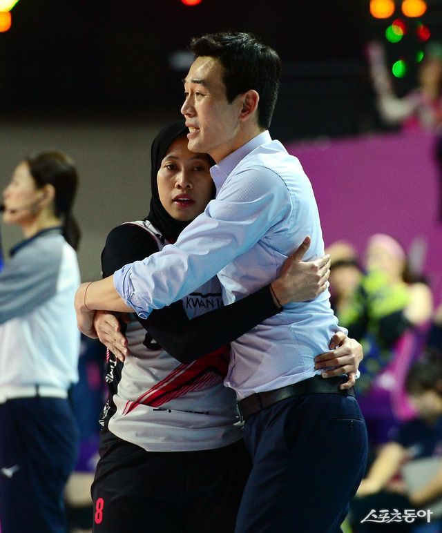 8일 인천 삼산월드체육관에서 ‘도드람 2024-2025 V리그’ 흥국생명과 정관장의 여자부 챔피언결정전 경기가 열렸다. 정관장이 4세트를 승리 후 메가와 고희진 감독이 기뻐하고 있다. 인천 ｜ 김민성 기자 marineboy@donga.com