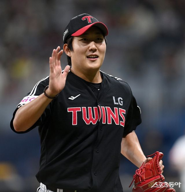 LG 영건 손주영은 어릴 적 우상이었던 대표팀의 좌완 에이스 김광현과 선발 맞대결을 고대하고 있다. 손주영이 8일 고척 키움전 1회말 투구를 마친 뒤 덕아웃으로 향하고 있다. 고척｜김종원 기자 won@donga.com