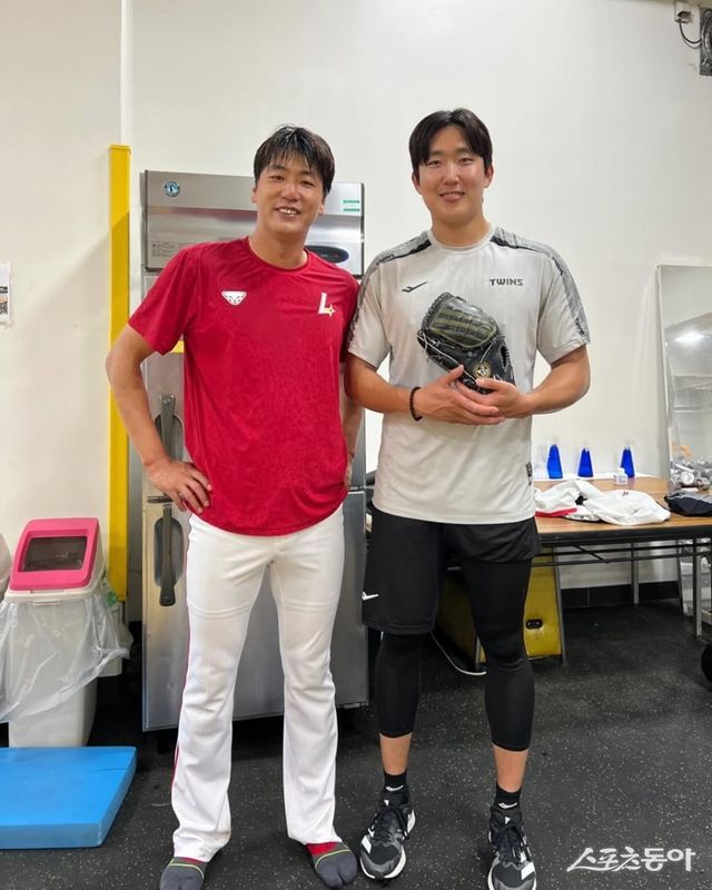 LG 손주영(오른쪽)이 2월 일본 오키나와 2차 스프링캠프 도중 롤모델인 SSG 김광현과 만나 기념 사진을 찍었다. 손주영은 김광현과 찍은 사진을 SNS에도 올렸다. 사진출처｜손주영 인스타그램