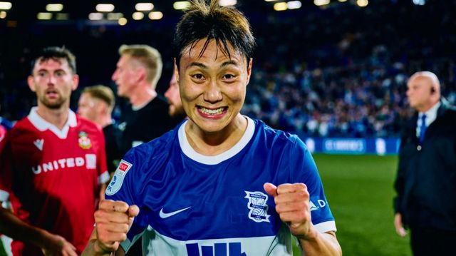 버밍엄시티 백승호(가운데)가 다음 시즌 잉글랜드 챔피언십(2부) 무대에서 뛰게 됐다. 버밍엄은 9일(한국시간) 피터버러 유나이티드와 원정경기에서 2-1 승리를 거두며 조기에 리그원(3부) 우승을 확정했다. 사진출처｜버밍엄시티 홈페이지