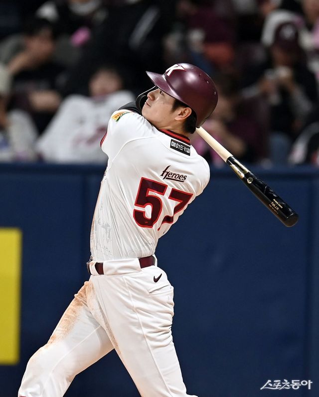 키움 박주홍은 장충고 시절 고교 최고의 타자로 꼽혔지만, 2024년까지 단 하나의 홈런도 쳐내지 못하며 고전했다. 그러나 2025년 15경기에서 2홈런을 쳐내며 잠재력을 터트릴 준비를 마쳤다. 9일 고척 LG전 4회말 홈런을 치고 타구를 응시하는 박주홍. 고척ㅣ김종원 기자 won@donga.com