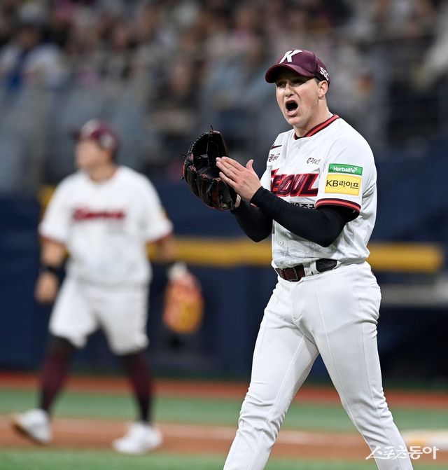 키움 외국인투수 케니 로젠버그가 9일 고척 LG전 5회초 동료의 호수비에 기뻐하고 있다. 로젠버그는 8이닝 13탈삼진 무실점의 완벽투로 팀의 3연패 탈출을 이끌었다. 고척｜김종원 기자 won@donga.com