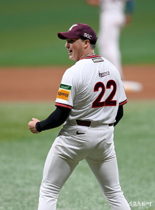 9일 서울 고척스카이돔에서 ‘2025 신한은행 SOL뱅크 KBO리그’ LG 트윈스와 키움 히어로즈 경기가 열렸다. 선발 등판한 키움 로젠버그가 8회초 2사 1,2루 상황에서 외야 뜬공으로 이닝을 종료시킨 후 기뻐하고 있다. 고척｜김종원 기자 won@donga.com