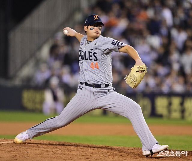 9일 서울 잠실야구장에서 열린 ‘2025 신한 SOL Bank KBO리그’ 한화 이글스와 두산 베어스의 경기에서 9회말 한화 김서현이 교체로 마운드에 올라 역투하고 있다. 잠실 ｜ 주현희 기자 teth1147@donga.com