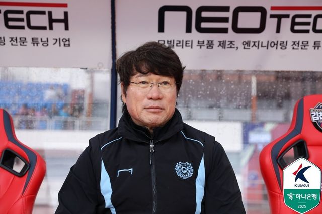 대구 박창현 감독은 최근 4연패에 빠졌지만 계속 4백을 고수했다. 9일 9일 광주월드컵경기장에서 열린 광주FC와 ‘하나은행 K리그1 2025’ 10라운드 원정경기에 앞서“3백으로 돌아가고 싶다는 생각이 들지 않았다면 거짓말이다. 그러나 지금 시행착오를 이겨내 주도하고, 적극적으로 상대의 공을 뺏는 축구를 해야한다”고 목소리를 높였다. 사진출처｜한국프로축구연맹